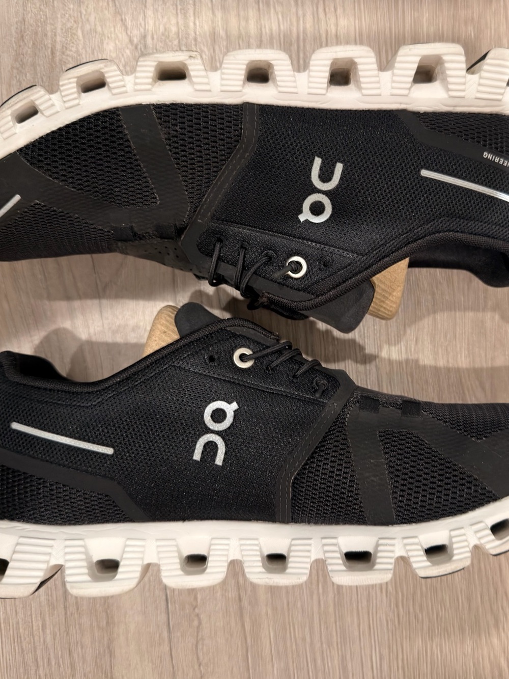 On Cloud 5 Men’s Black and White Size 9 - Picture 4 of 4